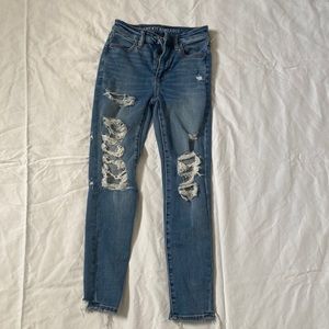 Ripped American Eagle hi-rise jegging.